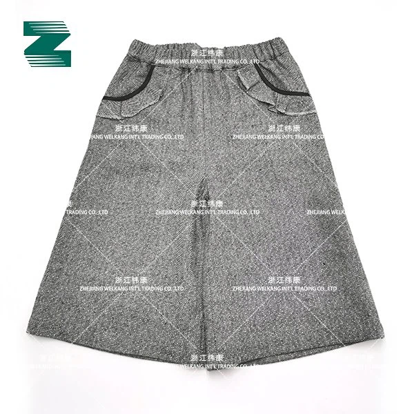 Pantalon pour enfant en forme A avec petit volant décoratif à l'ouverture de la poche